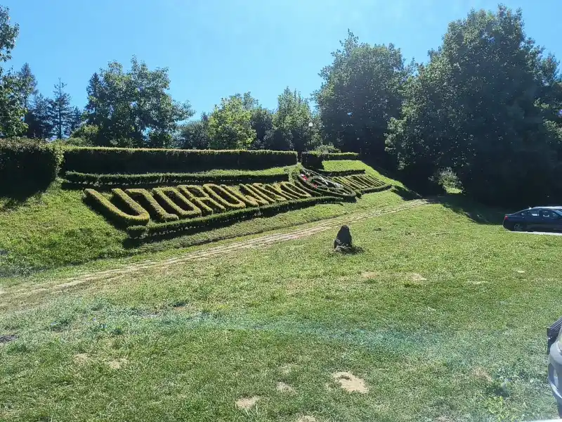 Ogrody tematyczne Muszyna Zdroj napis z krzewow
